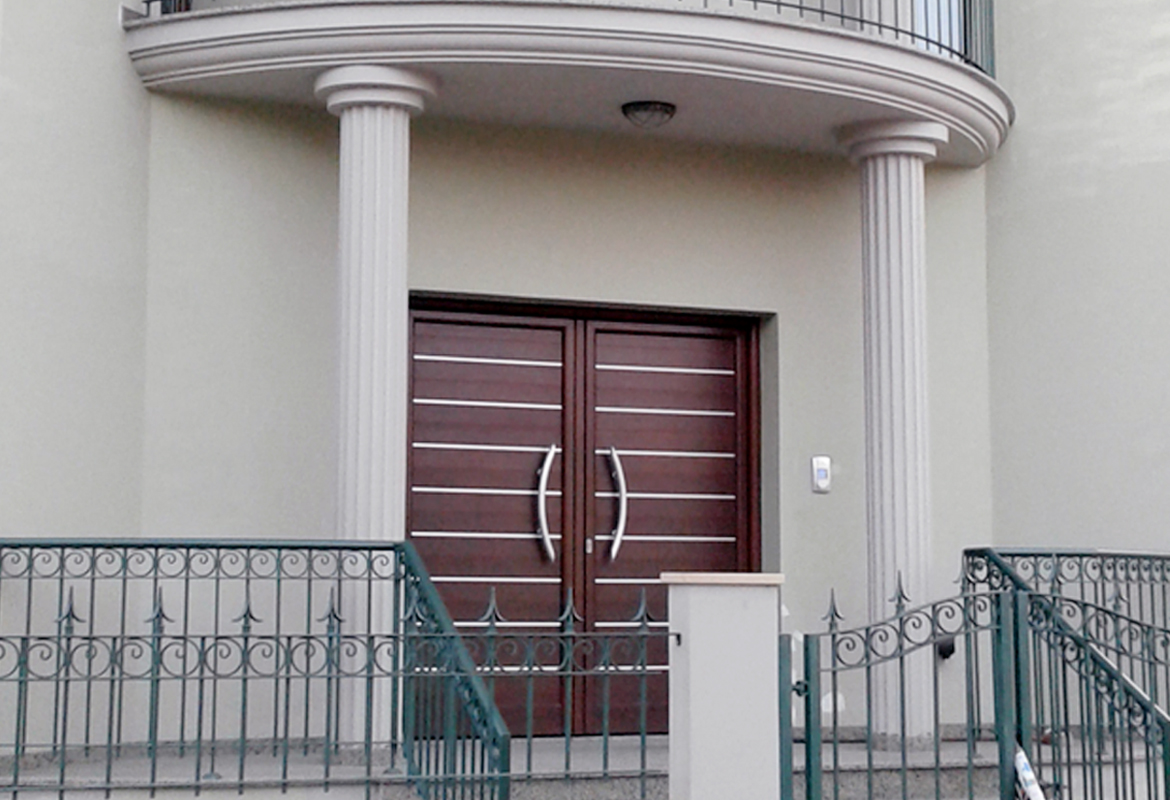 Entrance Doors with Lamps and Hands of Aluminum